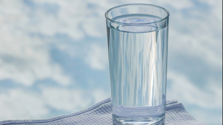 Ce se întâmplă cu mâncarea ta dacă bei doi litri de apă pe zi
