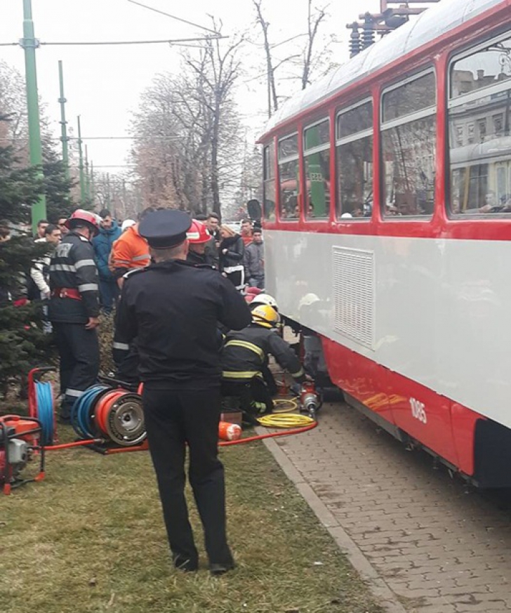 Grav accident la Arad: o fetiţă de 12 ani a fost prinsă sub tramvai (VIDEO)