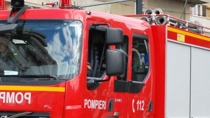 Incendiu puternic în județul Alba: Un autoturism este cuprins de flăcări 
