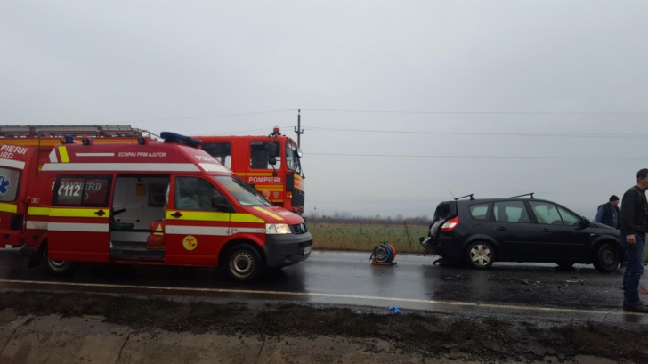 Grav accident pe DN1, la Avrig, 15 persoane implicate