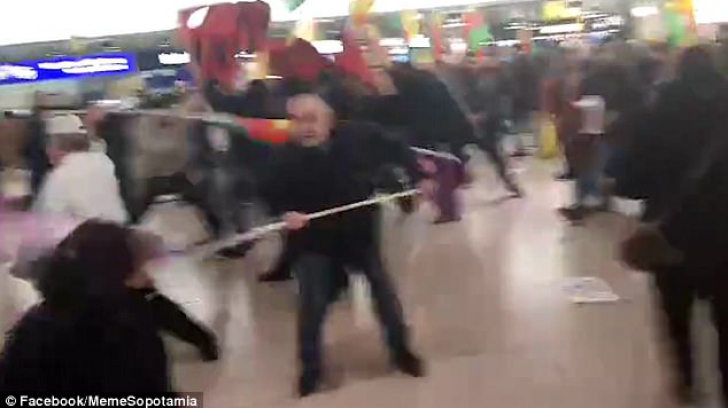 Scene de groază pe aeroport: zeci de oameni s-au bătut (VIDEO) 