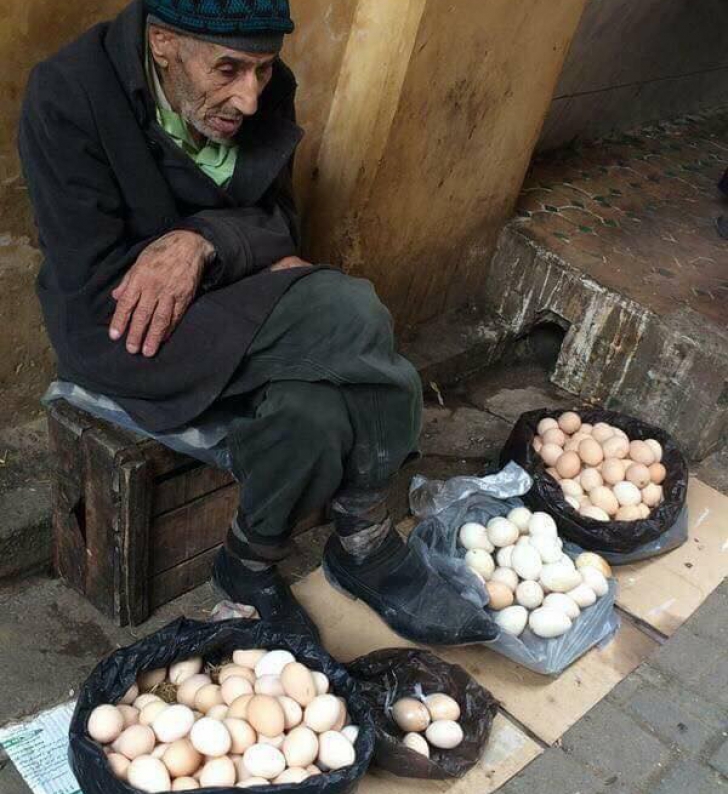 Emoţionat! Ce a păţit acest bătrân care vindea ouă la colţ de stradă te va lasă fără cuvinte