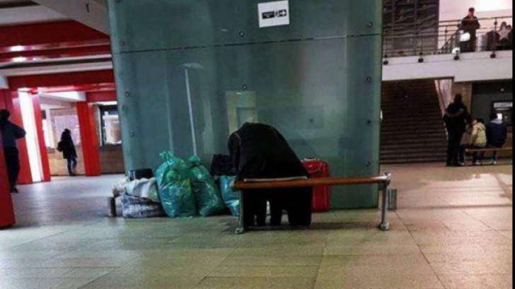 Imagine sfâşietoare: bătrână abandonată în gara din Craiova de familie. Îi aşteaptă de 1 lună