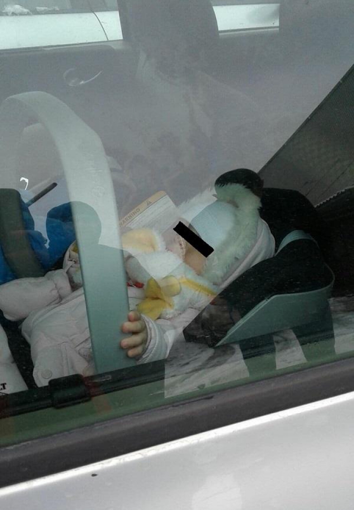 S-a întâmplat la Cluj! Au lăsat BEBELUŞUL în maşină şi s-au dus la SHOPPING (FOTO)