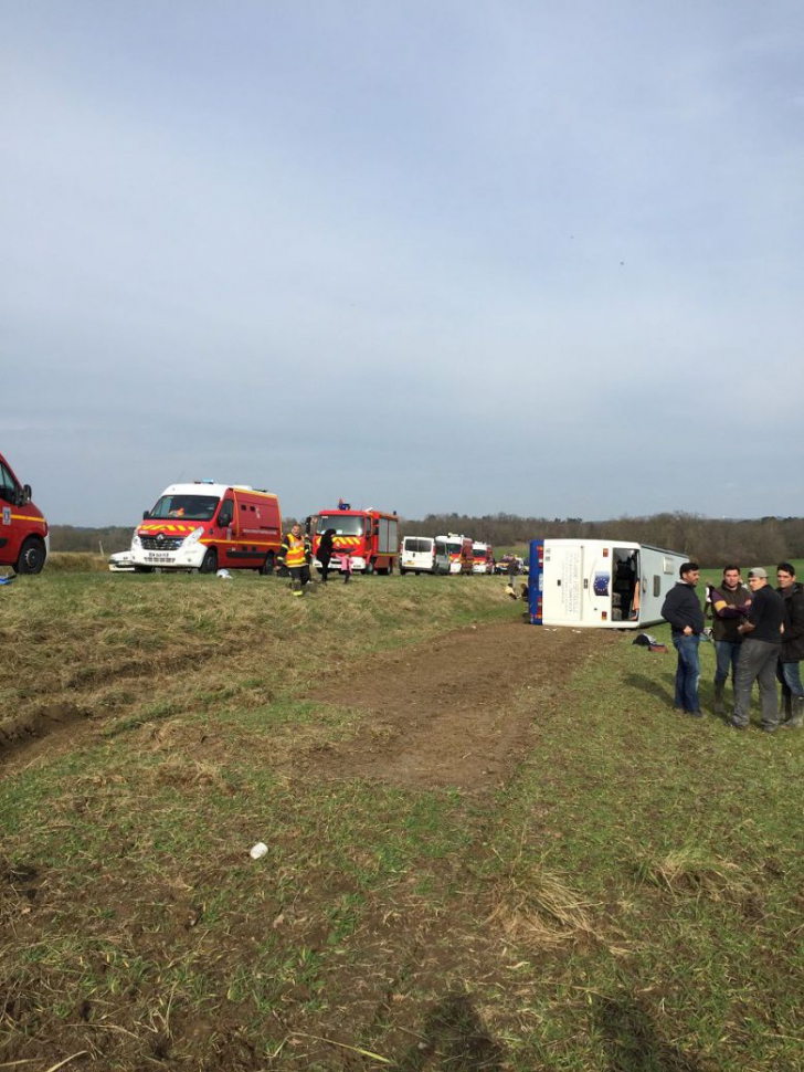 Grav accident cu un autocar plin de liceeni şi o maşină, în Franţa - cel puţin 27 de răniţi