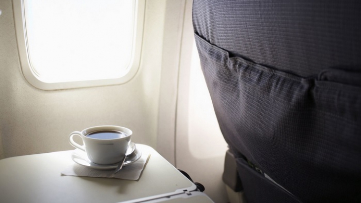 De ce NU ar trebui să bei niciodată cafea în avion