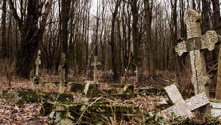 Șocul părinților veniți la cimitir: sicriul cu copilul lor a dispărut din groapă, chiar de Crăciun