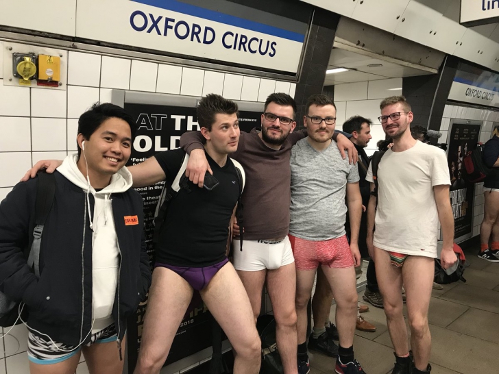 Și-au dat pantalonii jos și au intrat în metrou! Toți călătorii au rămas uimiți