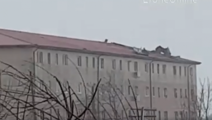 Furtună la Eforie; acoperişul unui bloc, smuls de vânt, oameni şi copaci doborâţi (VIDEO)