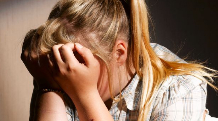 Caz revoltător în România: o fetiță de 13 ani, victimă a unui viol, a născut singură, în baie