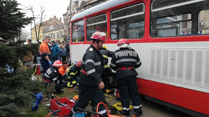 Accident cumplit: Fetiţă de 12 ani, atentă la telefonul mobil, prinsă sub un tramvai