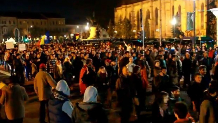 SUTE de persoane protestează la Cluj față de modificările aduse Legilor Justiției
