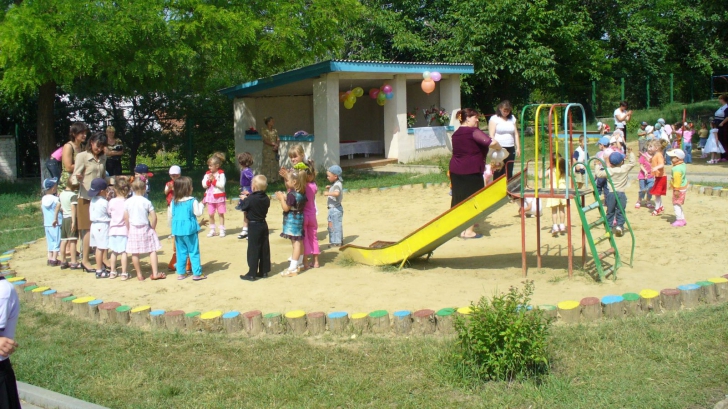 O educatoare cu tuberculoză a stârnit panică printre părinţi şi copii la o grădiniţă din România