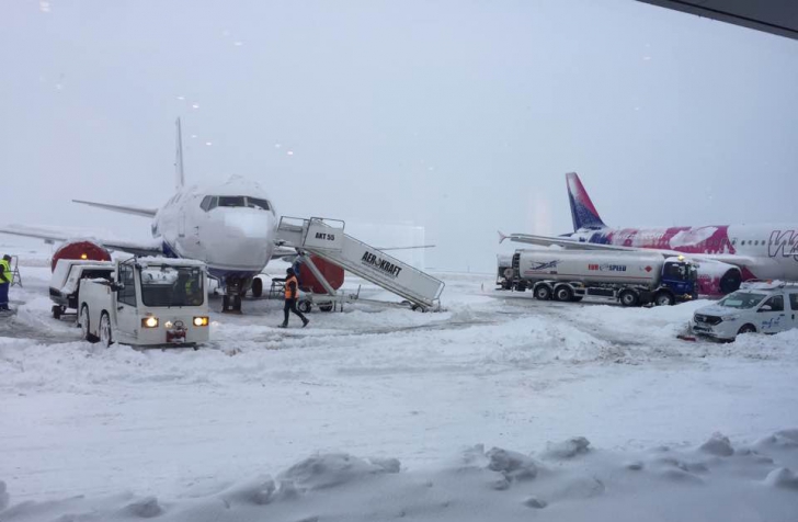 Iarna pe aeroporturile din Iaşi şi Chişinău. Avioanele decolează cu mari întârzieri (FOTO) 