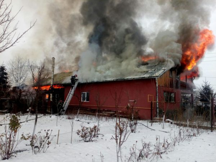 Incendiu violent, casă mistuită de flăcări. Ce au găsit pompierii în pod? (VIDEO)