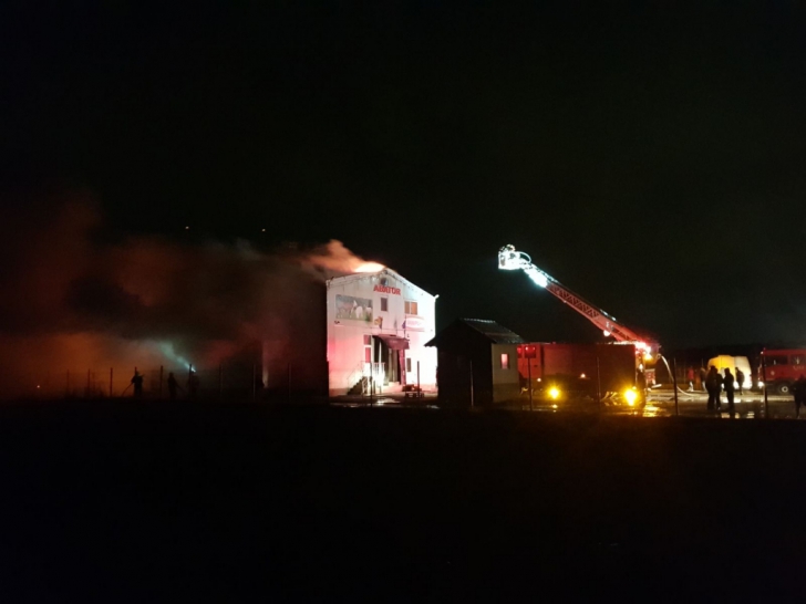 Incendiu puternic la un abator din judeţul Prahova. Imagini dramatice
