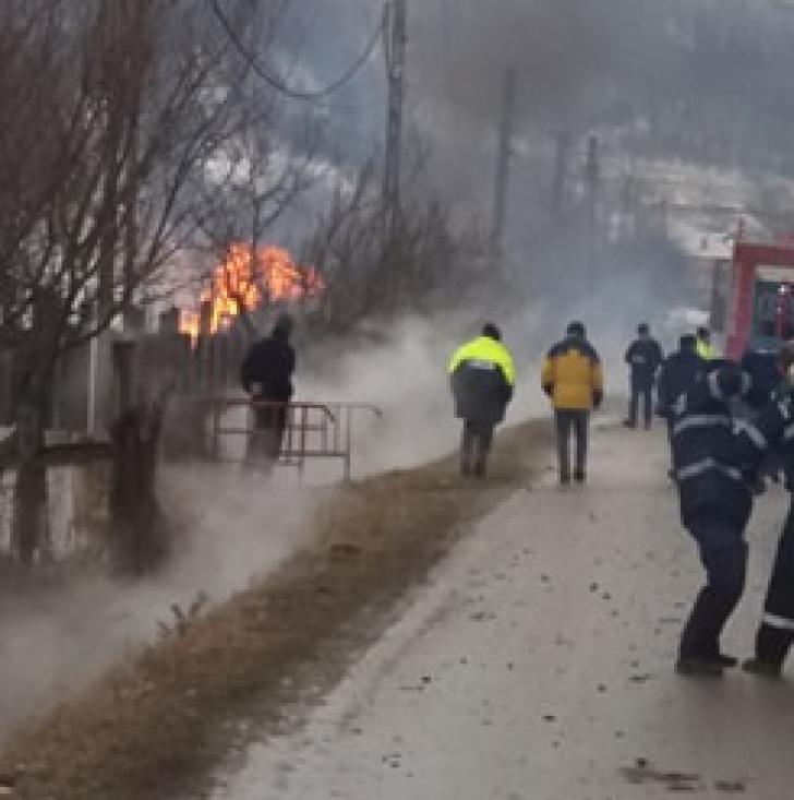 Incendiu de proporţii în Gorj: cinci oameni la spital, o clădire distrusă (VIDEO)