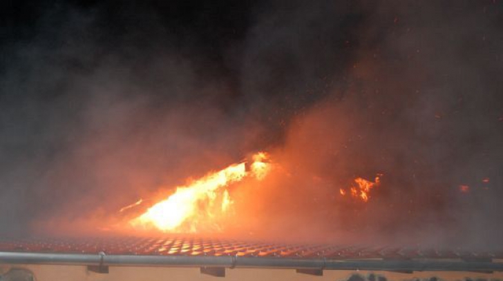 Incendiu în Focșani. Un bărbat, dus de urgenţă la spital