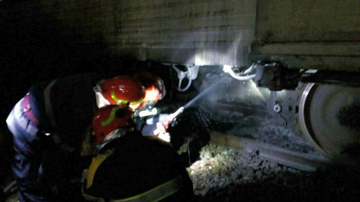 Panică la Timişoara, un tren a luat foc, intervenţie disperată a pompierilor (FOTO)