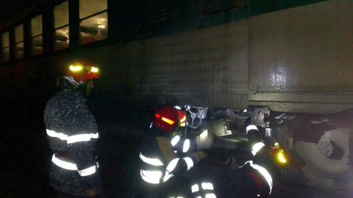 Panică la Timişoara, un tren a luat foc, intervenţie disperată a pompierilor (FOTO)