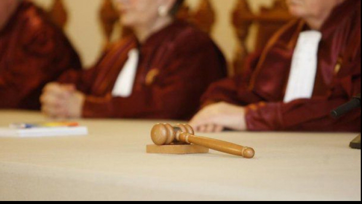 Judecătorii CCR, nevoiţi să se pronunţe pe propria "superimunitate". USR şi PNL atacă modificările 