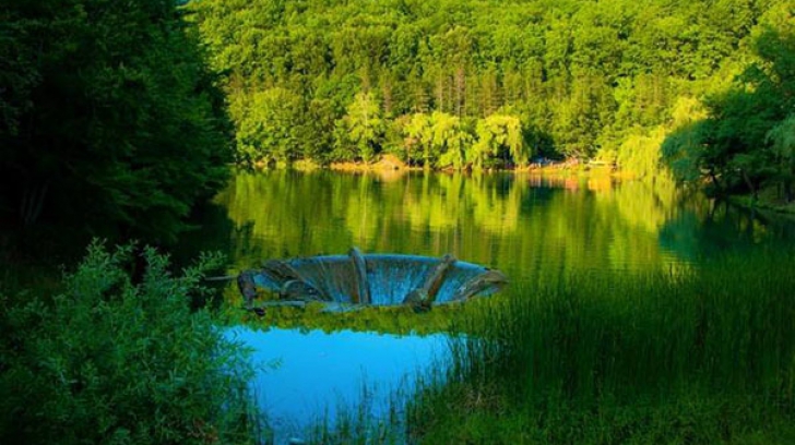 Lacul "cu vârtej", fenomen unic ce poate fi văzut în țara noastră