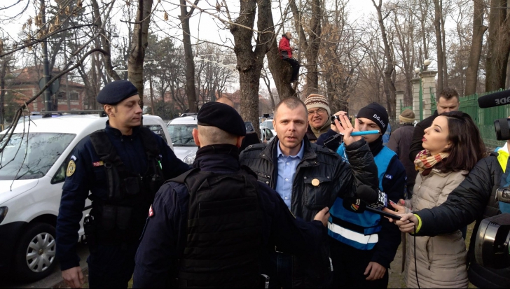 Scandal în fața sediului PSD. Mălin Bot, luat cu duba. Un alt cetățean protestează dintr-un copac