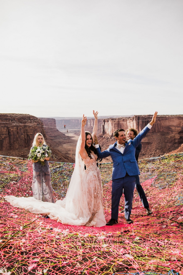 Fotografiile de nuntă care taie respiraţia- doi tineri s-au căsătorit pe sârmă, deasupra canionului