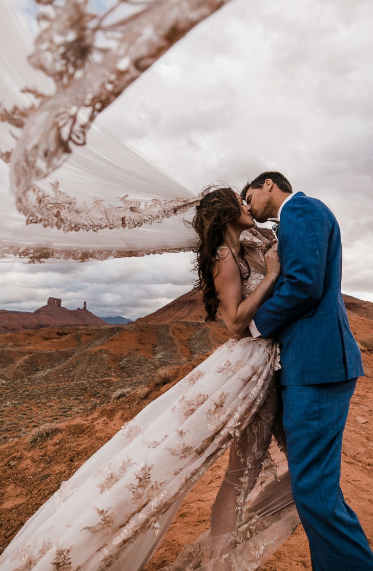 Fotografiile de nuntă care taie respiraţia- doi tineri s-au căsătorit pe sârmă, deasupra canionului