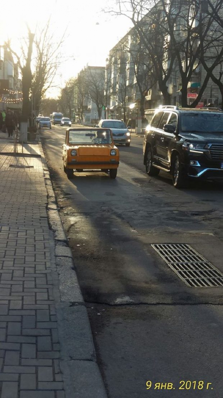 Mașina rară și BIZARĂ, văzută pe străzile din capitala Moldovei