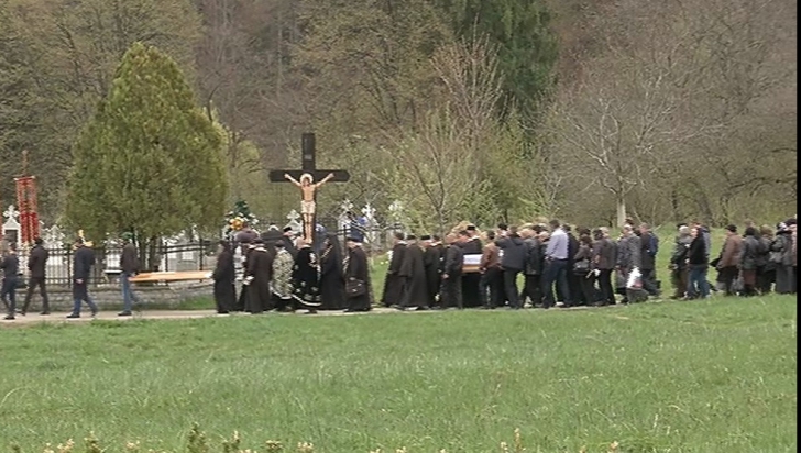 Ritualul bizar care se face în Oltenia, la înmormântări. E păgân şi interzis de legea creştină!