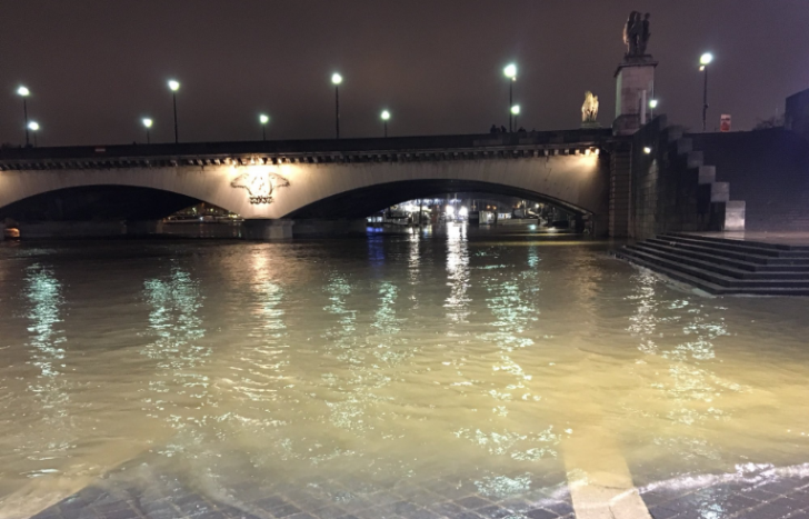 Parisul inundat, Luvrul închis, metroul circulă cu dificultate (VIDEO) 
