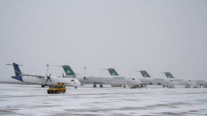 Iarna pe aeroporturile din Iaşi şi Chişinău. Avioanele decolează cu mari întârzieri (FOTO) 