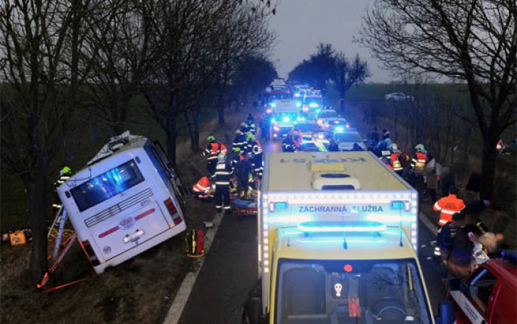 Carnagiu lângă Praga, după ce un autobuz s-a ciocnit de o mașină - cel puțin 3 morți și 45 de răniți
