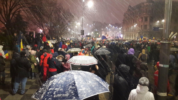 MARŞUL SPERANŢEI. Bătaie la Universitate între jandarmi şi protestatari. S-au adunat 15000 de oameni / Foto: Realitatea.net