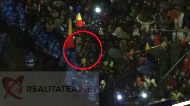Momentul în care jandarmii se luptă cu protestatarii, filmat de sus, separat de transmisiunea TV