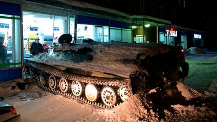 Motivul incredibil pentru care acest rus a distrus un magazin cu tancul