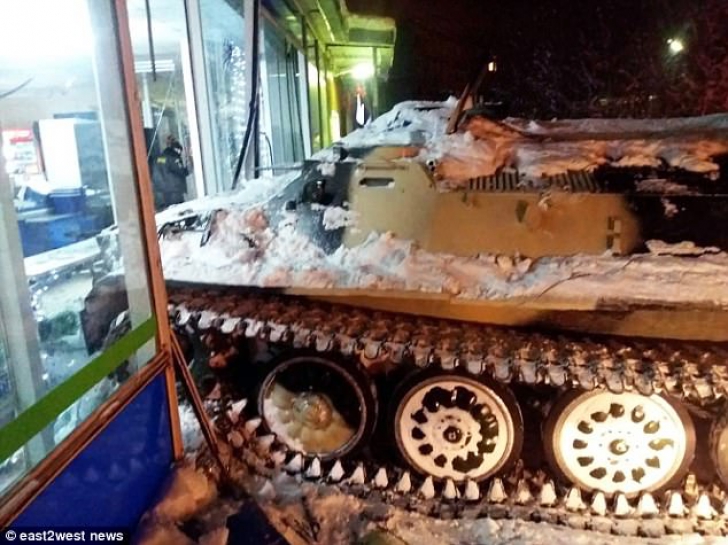 Motivul incredibil pentru care acest rus a distrus un magazin cu tancul