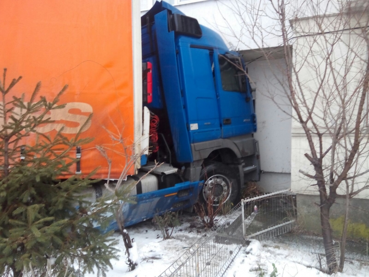 GALERIE FOTO. Accident atipic: un tir a derapat și a ajuns într-un bloc 