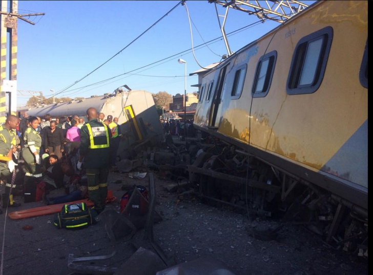 Două trenuri s-au ciocnit frontal. Peste 200 de răniți