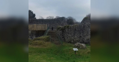 A fotografiat rămăşiţele unui castel vechi, ridicat în 1130. S-a uitat mai bine la poză, a îngheţat