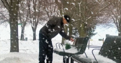 După moartea soției a depus zilnic o floare pe banca ei preferată. Într-o zi a ajuns în parc și...