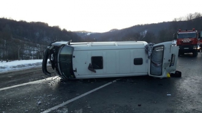 Microbuz răsturnat în Hunedoara. Doi copii, printre pasageri (FOTO)