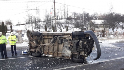 Microbuz răsturnat în Hunedoara. Doi copii, printre pasageri (FOTO)