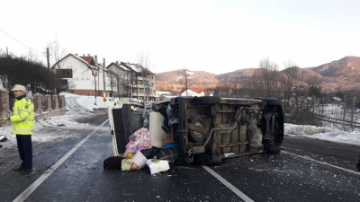 Microbuz răsturnat în Hunedoara. Doi copii, printre pasageri (FOTO)