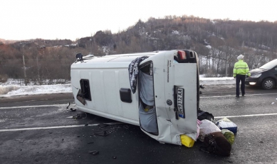 Microbuz răsturnat în Hunedoara. Doi copii, printre pasageri (FOTO)