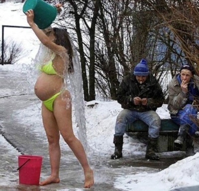 Fără îndoială, numai în Rusia! Noi fotografii care întrec orice imaginaţie. Ce fac aceste femei...