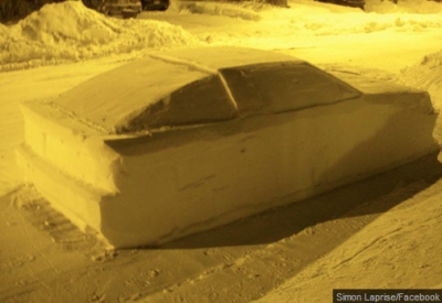 Incredibil! Poliţiştii de la Rutieră au vrut să dea amendă unei maşini sculptate din zăpadă