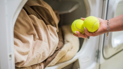 A bagat două mingi de tenis în maşina de spălat rufe. Uimitor!