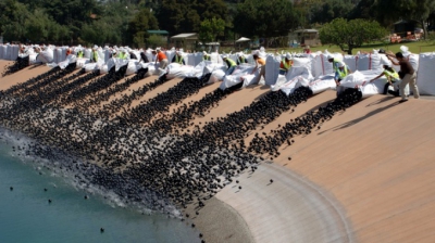 Au aruncat 96 de milioane de mingi negre de plastic în apă. Motivul, halucinant!